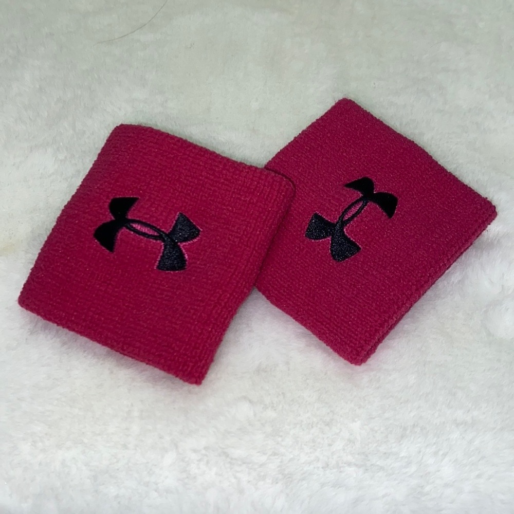 Under Armour wristband set of 2 in Fuchsia
